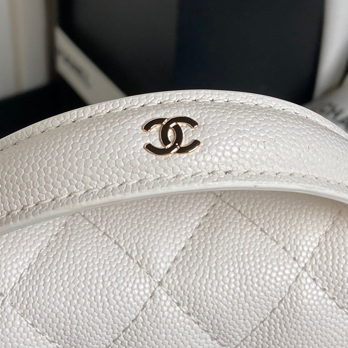 CHANEL 25C FLAP BAG 18 IN WHITE SHINY GRAINED CALFSKIN GOLD HARDWARE
